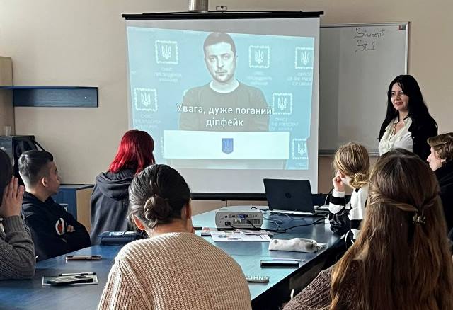 Студенти переглядають діпфейк